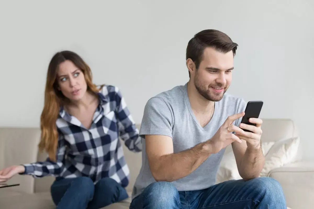 Como saber se estão a trair-te: O que a psicologia revela sobre a infidelidade