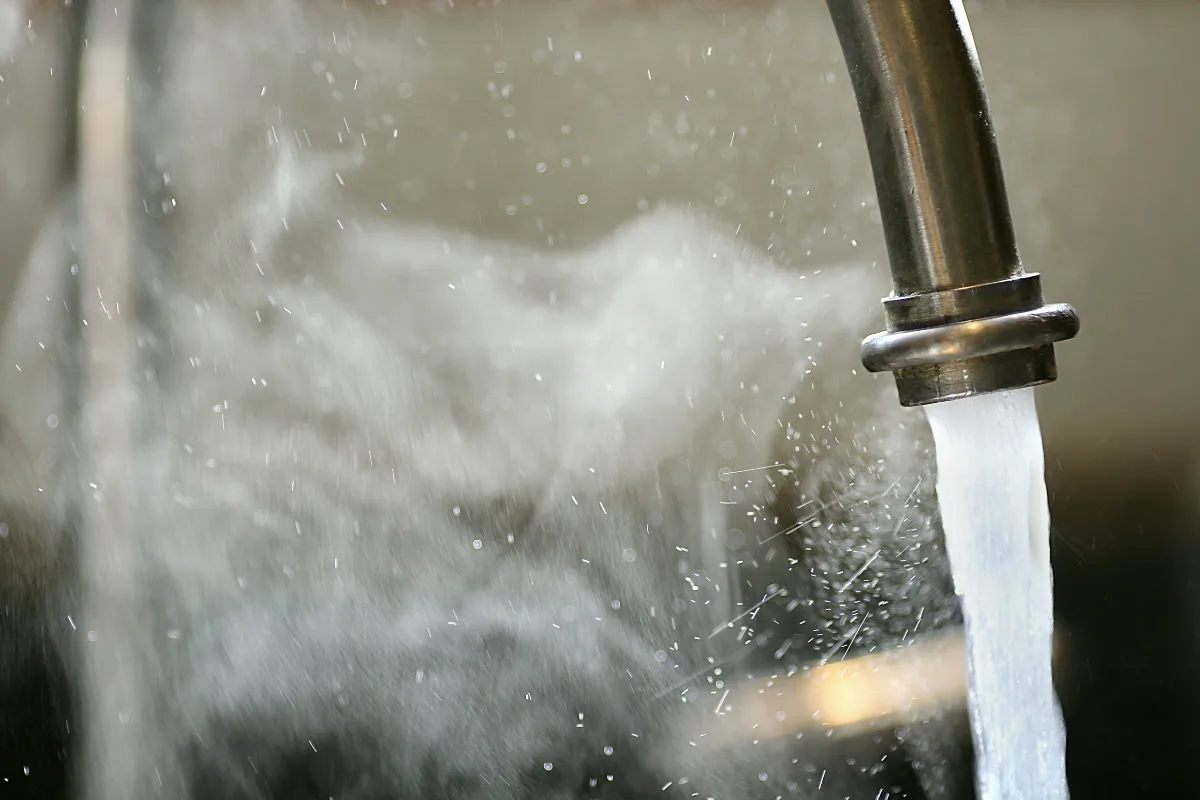Truque Caseiro Essencial: Como Eliminar o Odor a Podre do Ralo da Cozinha