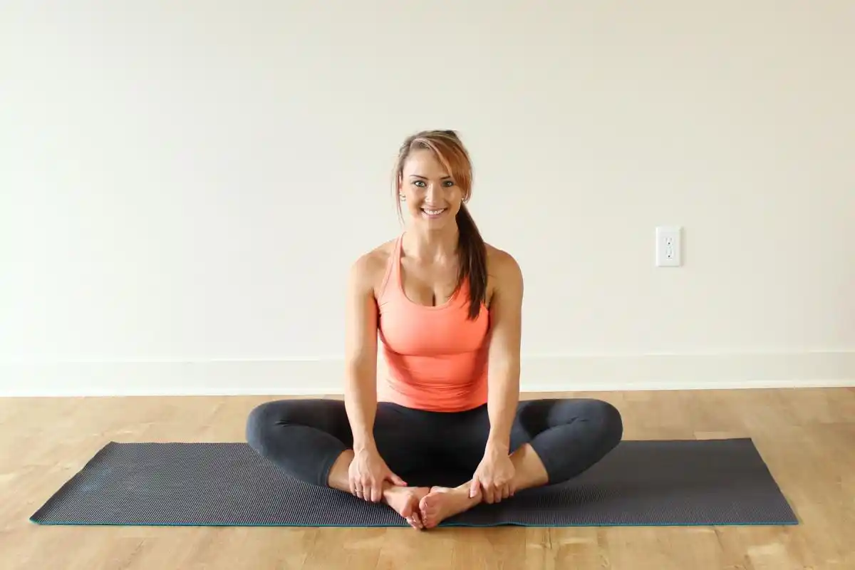Os 5 exercícios simples para abrir e fortalecer a bacia após horas sentado