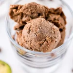 Gelado de Chocolate com Abacate: Uma Receita Rápida, Cremosa e Sem Açúcar