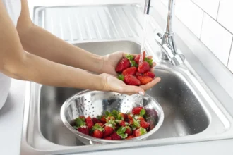 Como Lavar Morangos Corretamente: O Método Definitivo para Eliminar Sujeira e Pesticidas