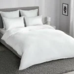 Adeus aos Lençóis Lisos: Estampas que Transformam a Cama no Centro do Quarto em 2025