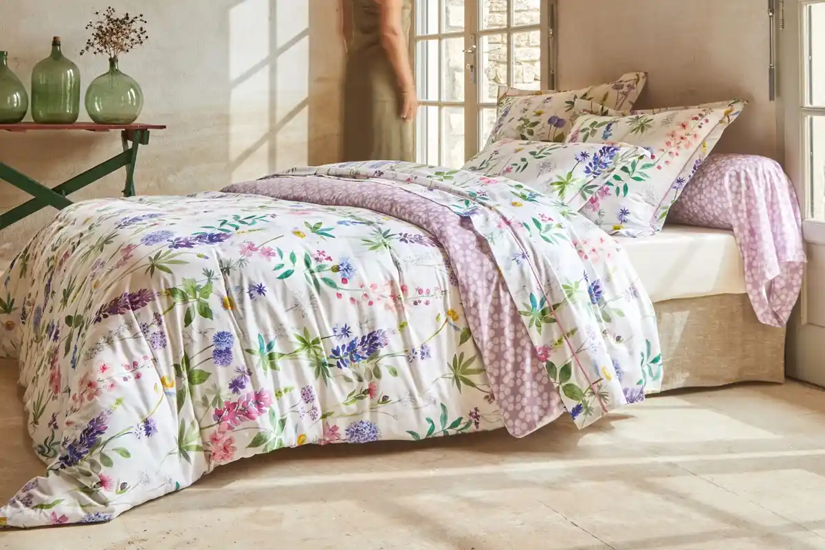 Adeus aos Lençóis Lisos: Estampas que Transformam a Cama no Centro do Quarto em 2025