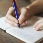 O que a Psicologia Diz Sobre Escrever com Letra Pequena?