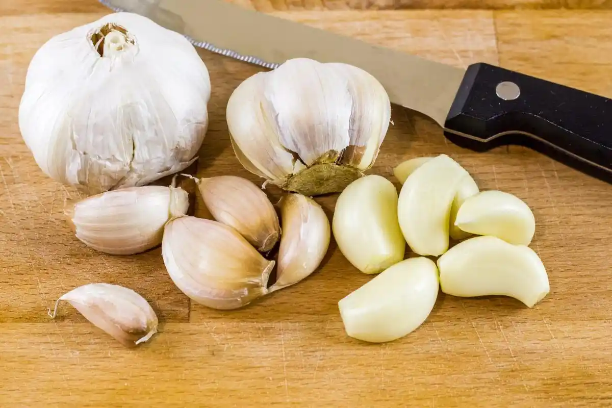 Como Limpar Alho de Forma Simples: 3 Métodos Recomendados por Especialistas