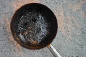 Como Limpar uma Caçarola Queimada por Dentro e com Mau Odor
