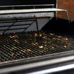 Adeus à Gordura na Grelha: O Truque com Batata Crua que Limpa em 1 Minuto Sem Detergente