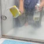 Truque Simples com 500 ml de Água para Eliminar a Gordura na Mampara de Duche