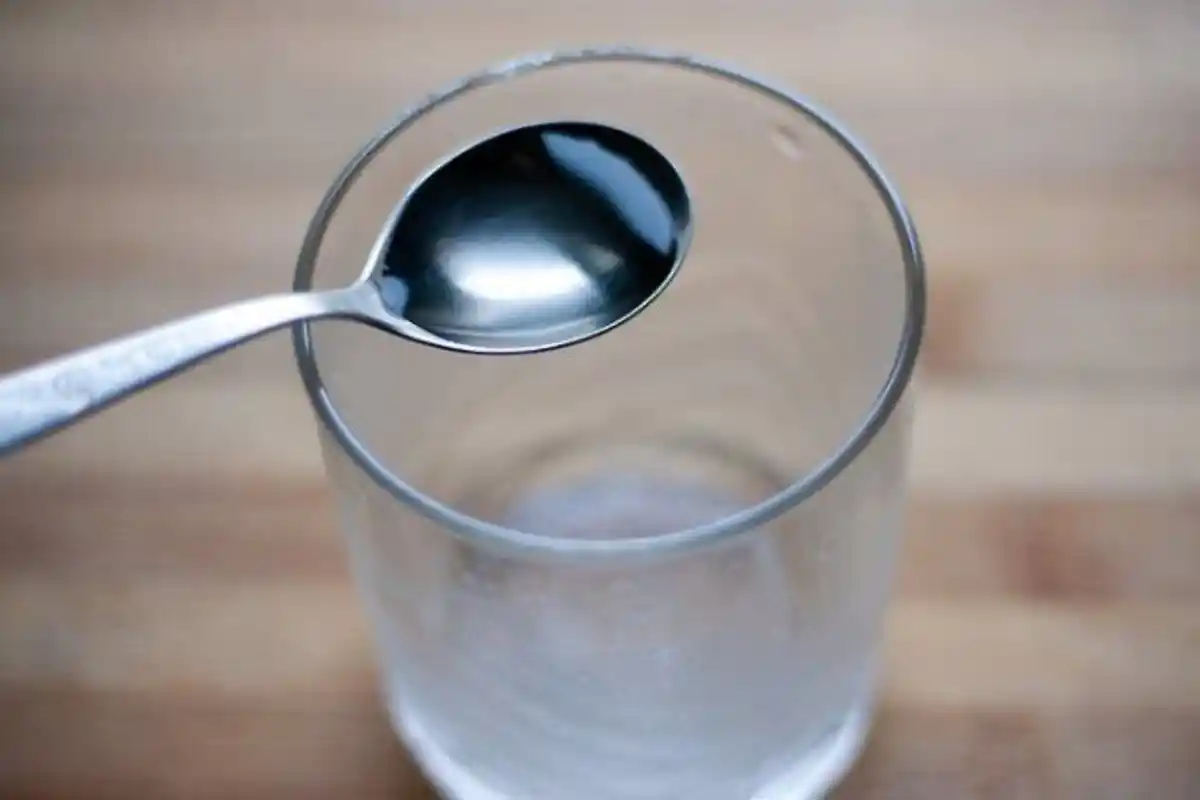 Truque Simples com 500 ml de Água para Eliminar a Gordura na Mampara de Duche