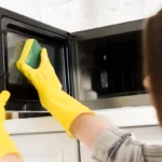 Como Limpar a Gordura e Manchas do Exterior do Micro-ondas com um Truque Caseiro