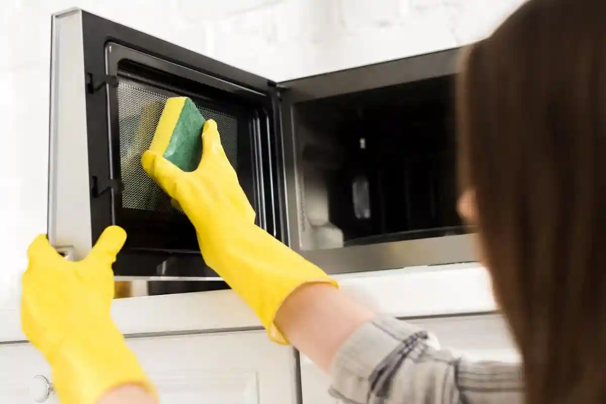 Como Limpar a Gordura e Manchas do Exterior do Micro-ondas com um Truque Caseiro
