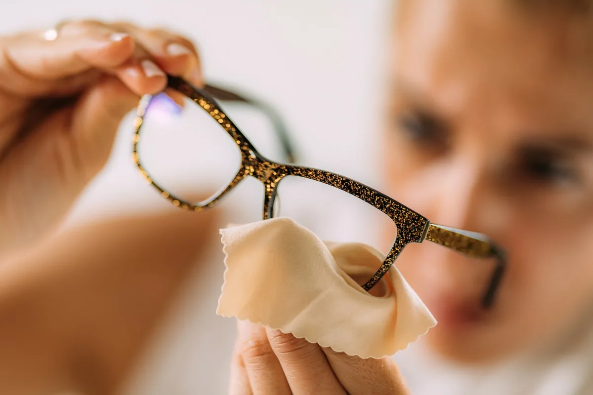 Adeus aos Panos de Microfibra: Como Limpar os Teus Óculos com Apenas Um Produto