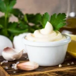 Maionese de Alho Caseira em 5 Minutos: Receita Fácil e Versátil