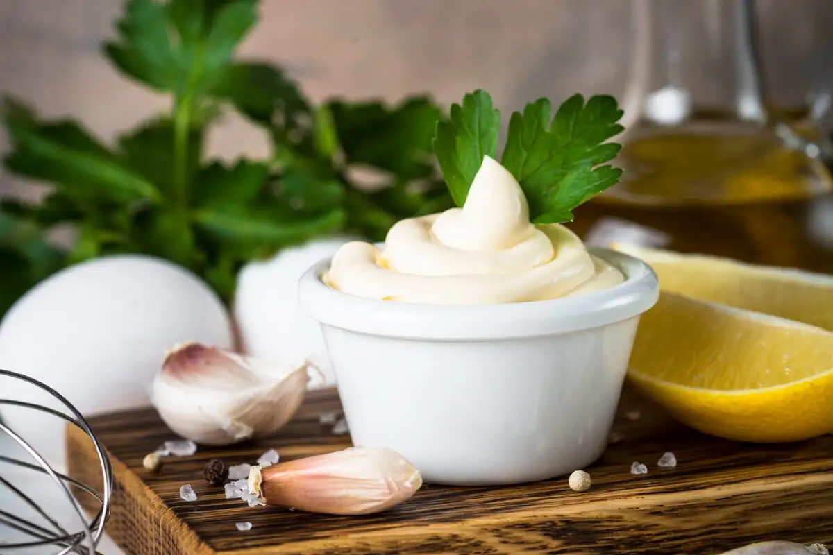 Maionese de Alho Caseira em 5 Minutos: Receita Fácil e Versátil