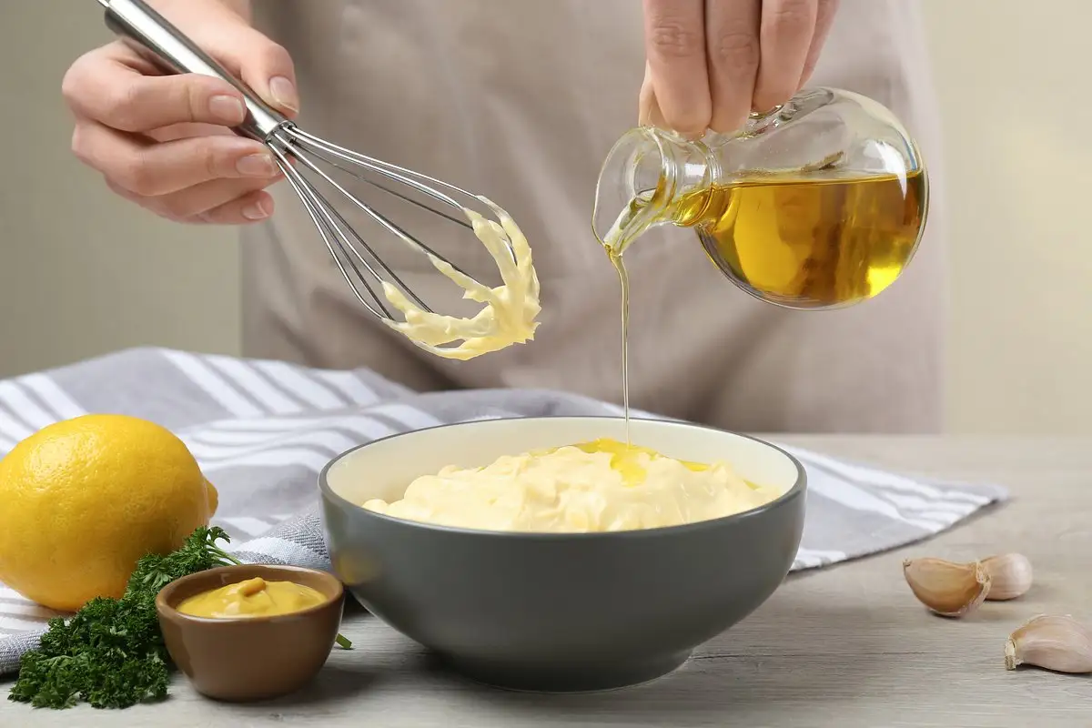 Maionese de Alho Caseira em 5 Minutos: Receita Fácil e Versátil