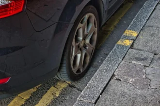 Professora de Autoescola Revela a Maneira Mais Fácil de Estacionar Colado no Meio-Fio Sem Tocar