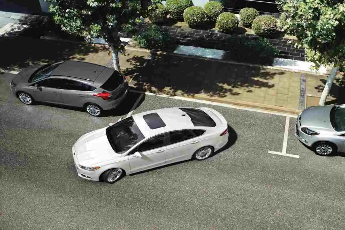 Professora de Autoescola Revela a Maneira Mais Fácil de Estacionar Colado no Meio-Fio Sem Tocar