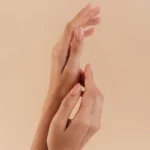 3 Hábitos que Envelhecem Suas Mãos sem Você Perceber: Como Mantê-las Jovens