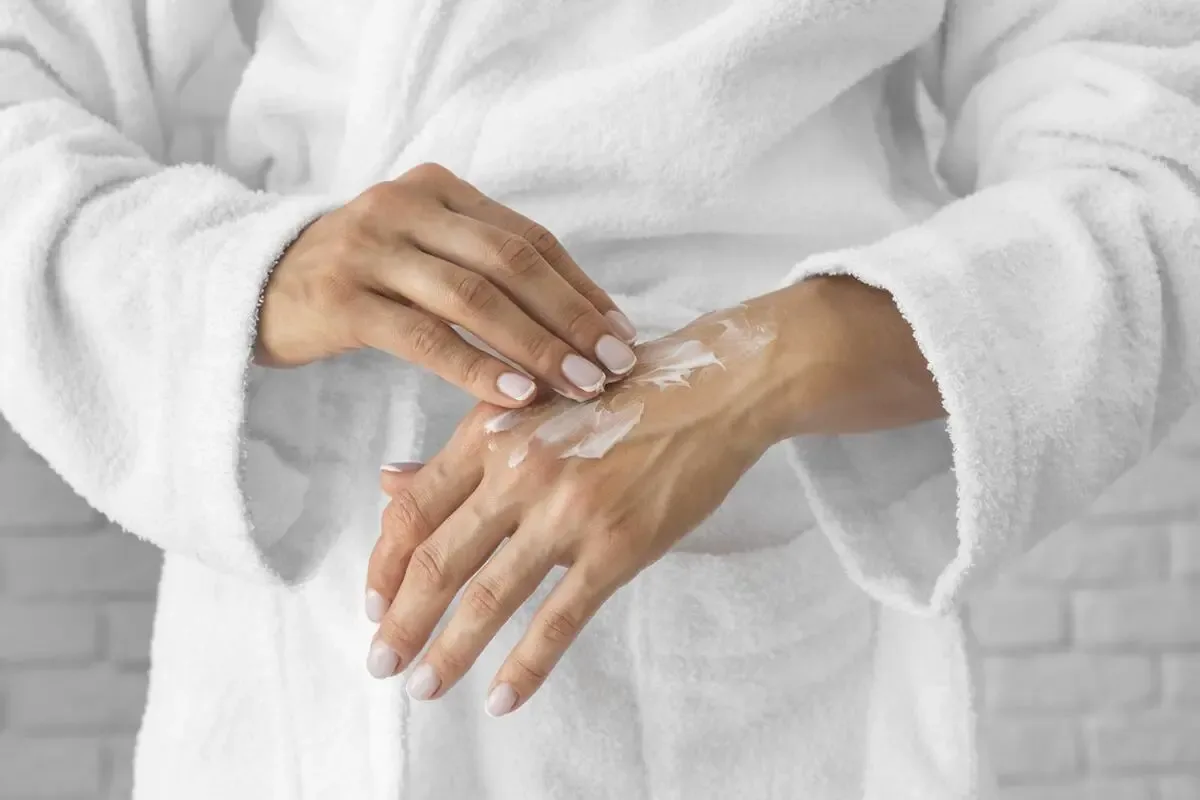 3 Hábitos que Envelhecem Suas Mãos sem Você Perceber: Como Mantê-las Jovens