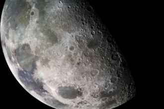 Meteoritos Raros na Lua: Como Partículas Cósmicas Podem Explicar a Água na Terra