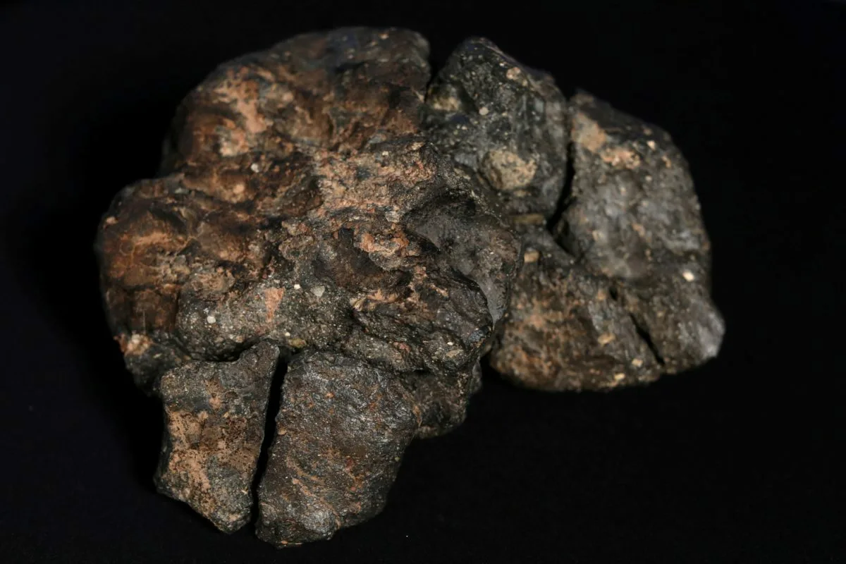 Meteoritos Raros na Lua: Como Partículas Cósmicas Podem Explicar a Água na Terra