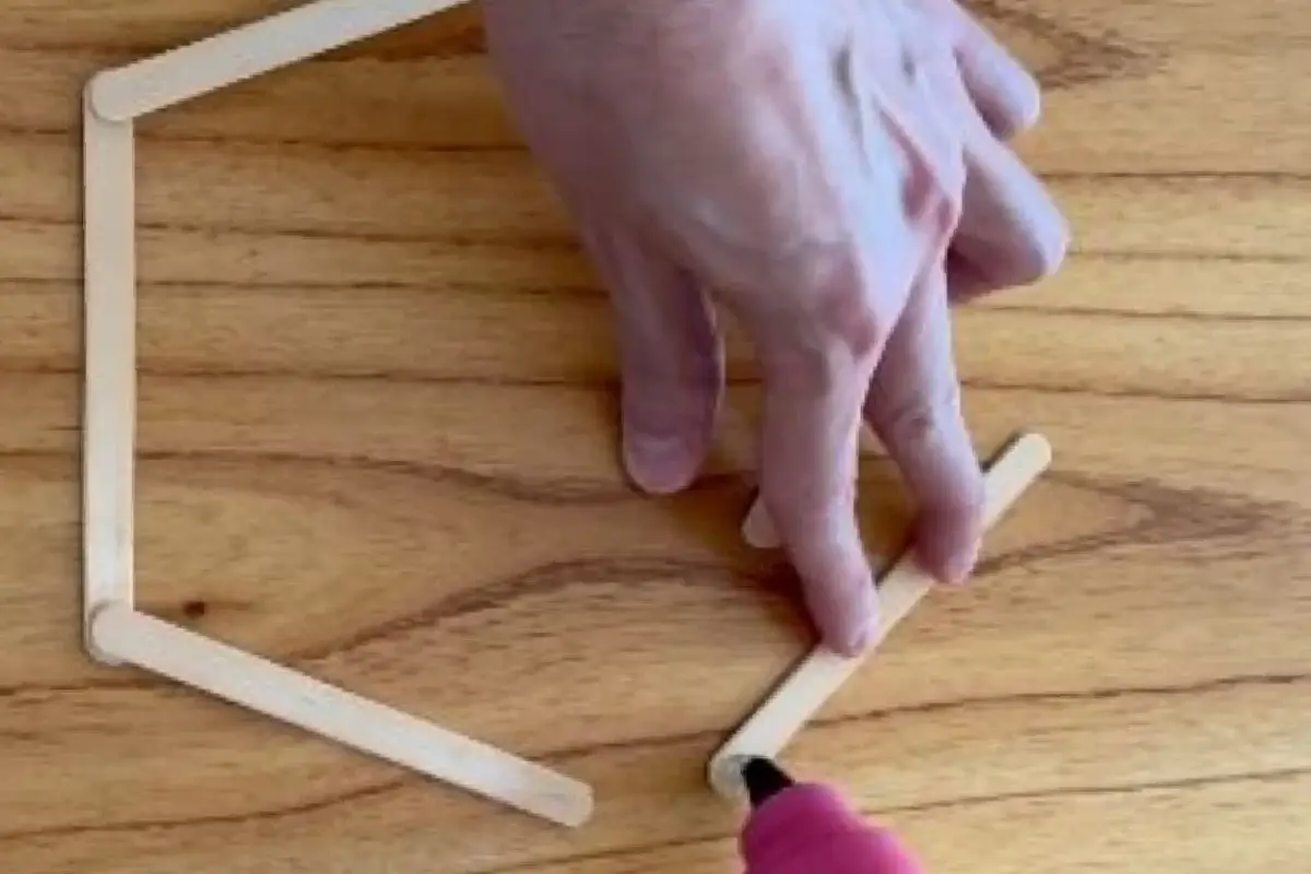 Crie Miniprateleiras em Minutos com Palitos de Picolé: Uma Ideia Genial e Sem Custos