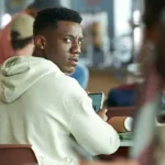 A série da Netflix com 16 episódios, baseada num best-seller e que mistura drama e mistério