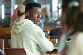 A série da Netflix com 16 episódios, baseada num best-seller e que mistura drama e mistério