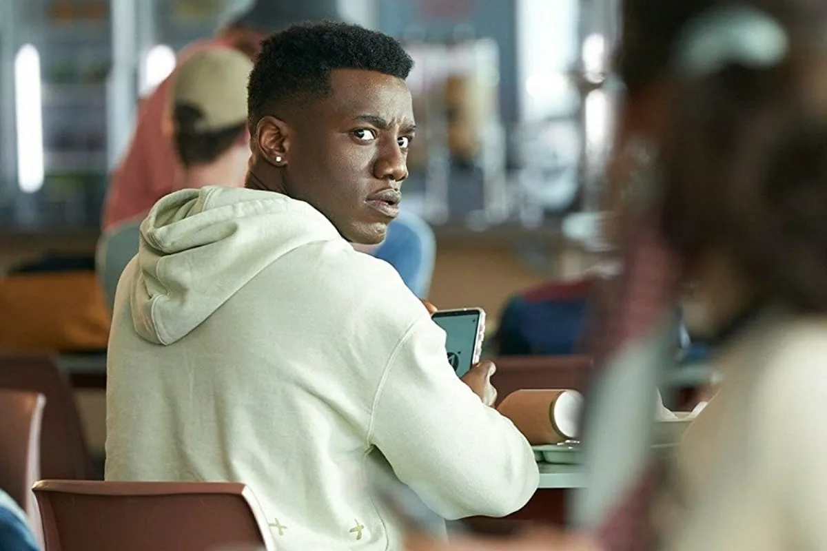 A série da Netflix com 16 episódios, baseada num best-seller e que mistura drama e mistério