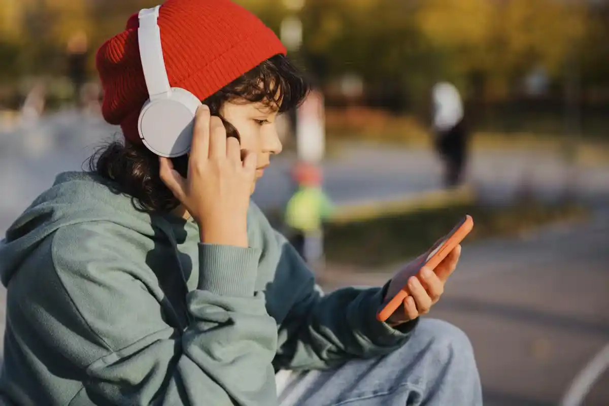 Ouvir a Mesma Música em Loop: O Que Revela a Psicologia Sobre Emoções e Memória