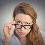 O Que Revela Olhar por Cima dos Óculos? Desvenda os Segredos da Linguagem Corporal