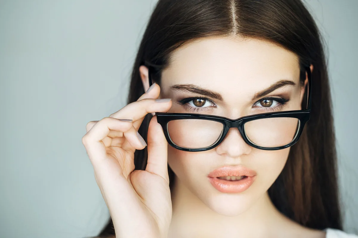 O Que Revela Olhar por Cima dos Óculos? Desvenda os Segredos da Linguagem Corporal