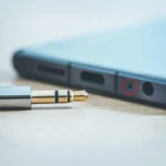 O Pequeno Orifício ao Lado da Porta de Carregamento do Smartphone: Por Que Ele É Importante