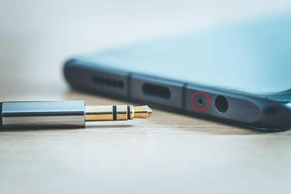 O Pequeno Orifício ao Lado da Porta de Carregamento do Smartphone: Por Que Ele É Importante