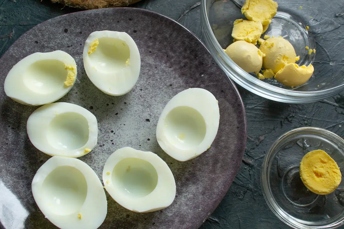 Ovos Recheados com Camarão, Gratinados com Molho Bechamel: Clássico Irresistível