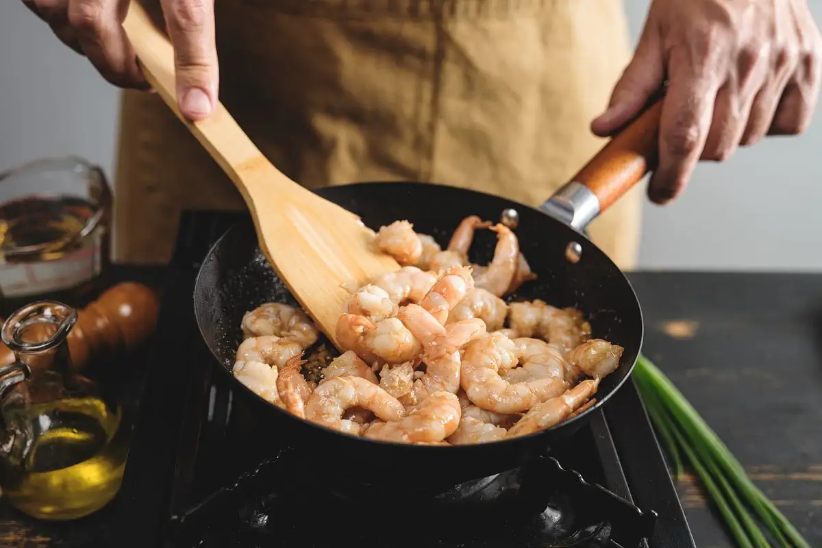 Ovos Recheados com Camarão, Gratinados com Molho Bechamel: Clássico Irresistível
