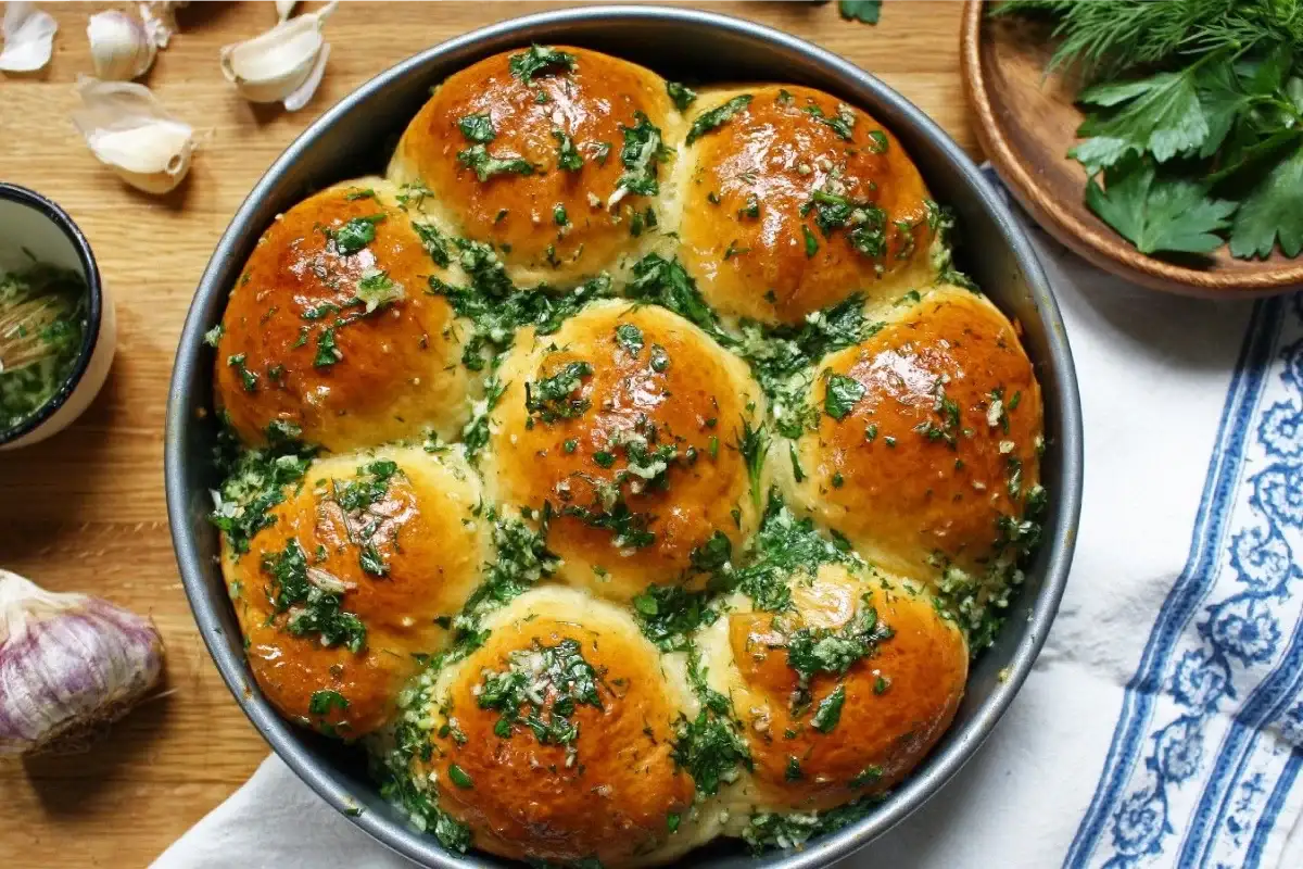 Como Preparar Pãezinhos de Alho Aromáticos Recheados com Queijo em Casa
