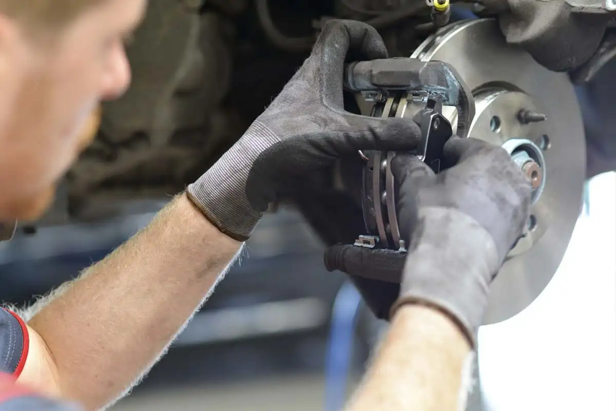 Pastilhas de Freio Originais ou Genéricas? O Risco de Escolher Peças Não Certificadas