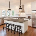 Adeus às Ilhas de Cozinha: A Península com Mesa Integrada é Mais Prática e Elegante