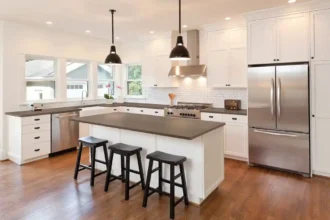 Adeus às Ilhas de Cozinha: A Península com Mesa Integrada é Mais Prática e Elegante
