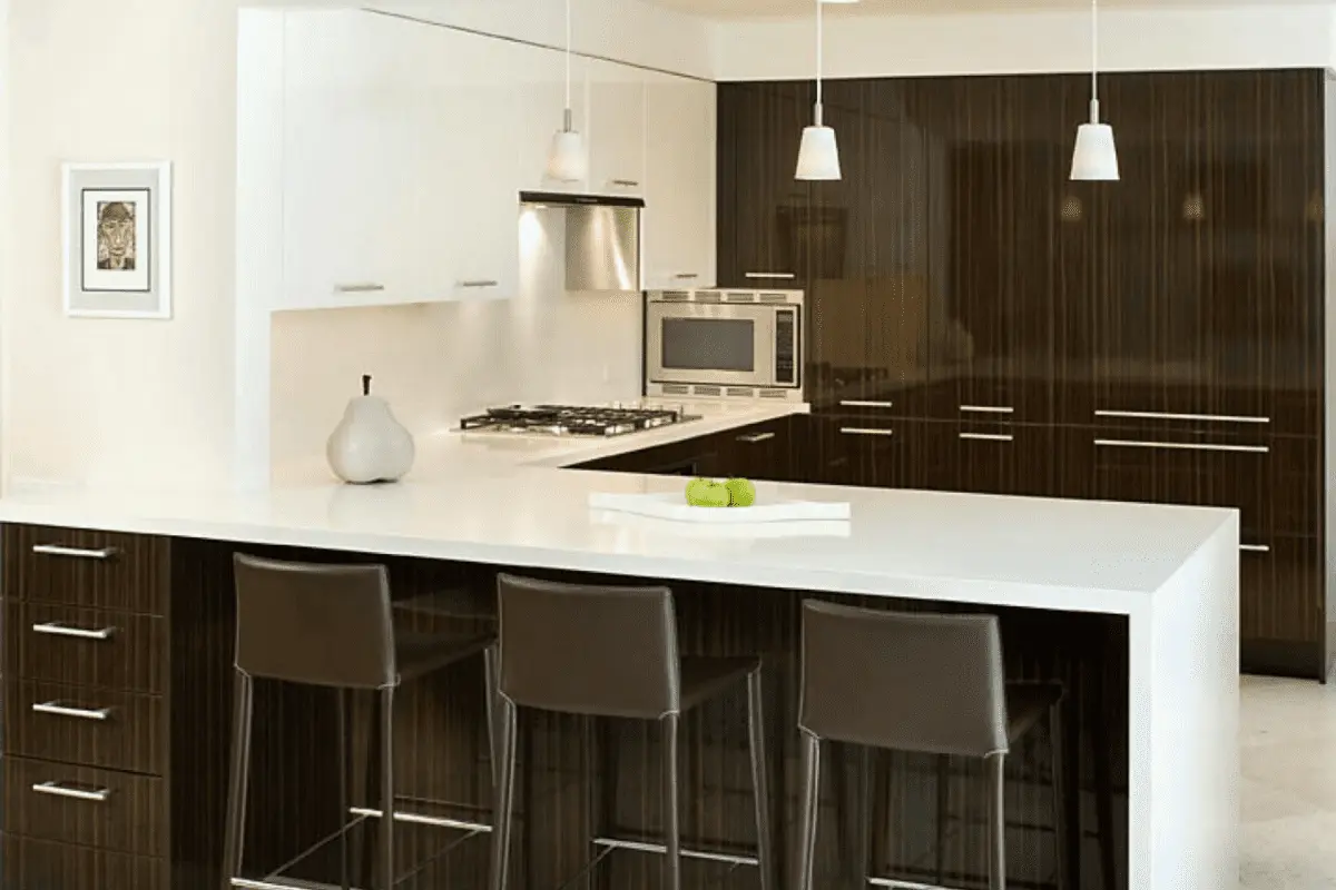 Adeus às Ilhas de Cozinha: A Península com Mesa Integrada é Mais Prática e Elegante