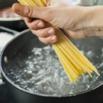Por Que os Espaguetes Colam e Como Evitar: Um Truque Resolve Tudo