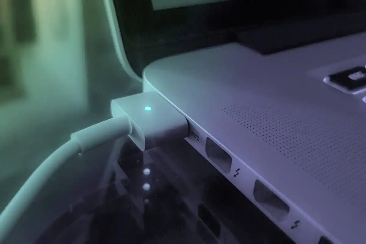 Pode Deixar o Portátil Sempre Ligado à Corrente?