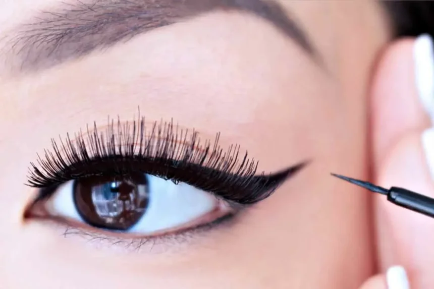 O eyeliner preto está fora de moda: Descobre a nova tendência de maquilhagem que está a conquistar todos