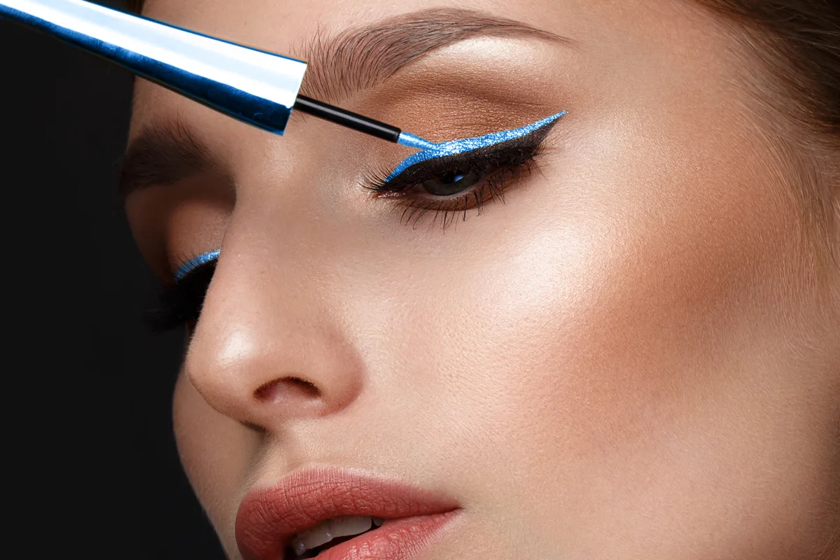 O eyeliner preto está fora de moda: Descobre a nova tendência de maquilhagem que está a conquistar todos