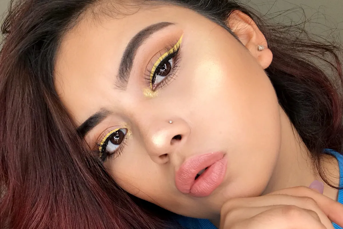 O eyeliner preto está fora de moda: Descobre a nova tendência de maquilhagem que está a conquistar todos