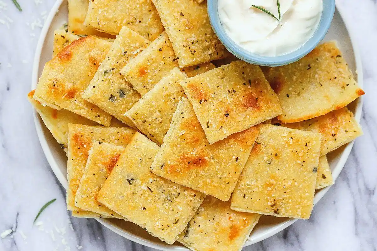 Como fazer crackers de queijo deliciosos em poucos minutos