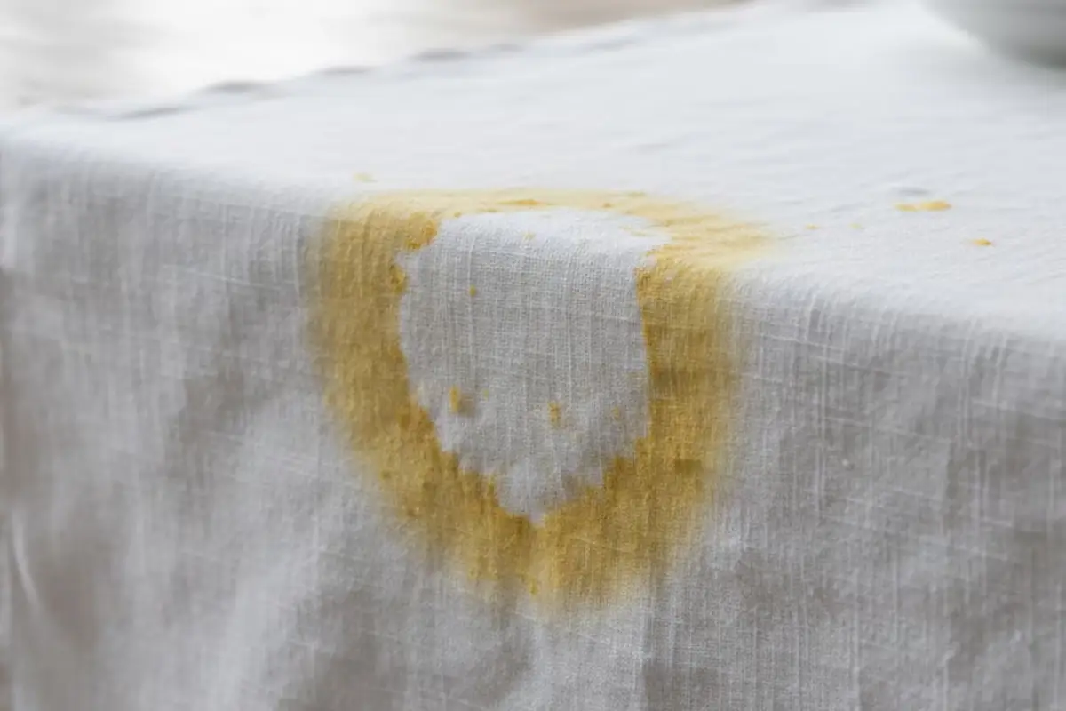 Como Eliminar Manchas de Toalhas de Mesa com um Truque Caseiro e Sem Danificá-las