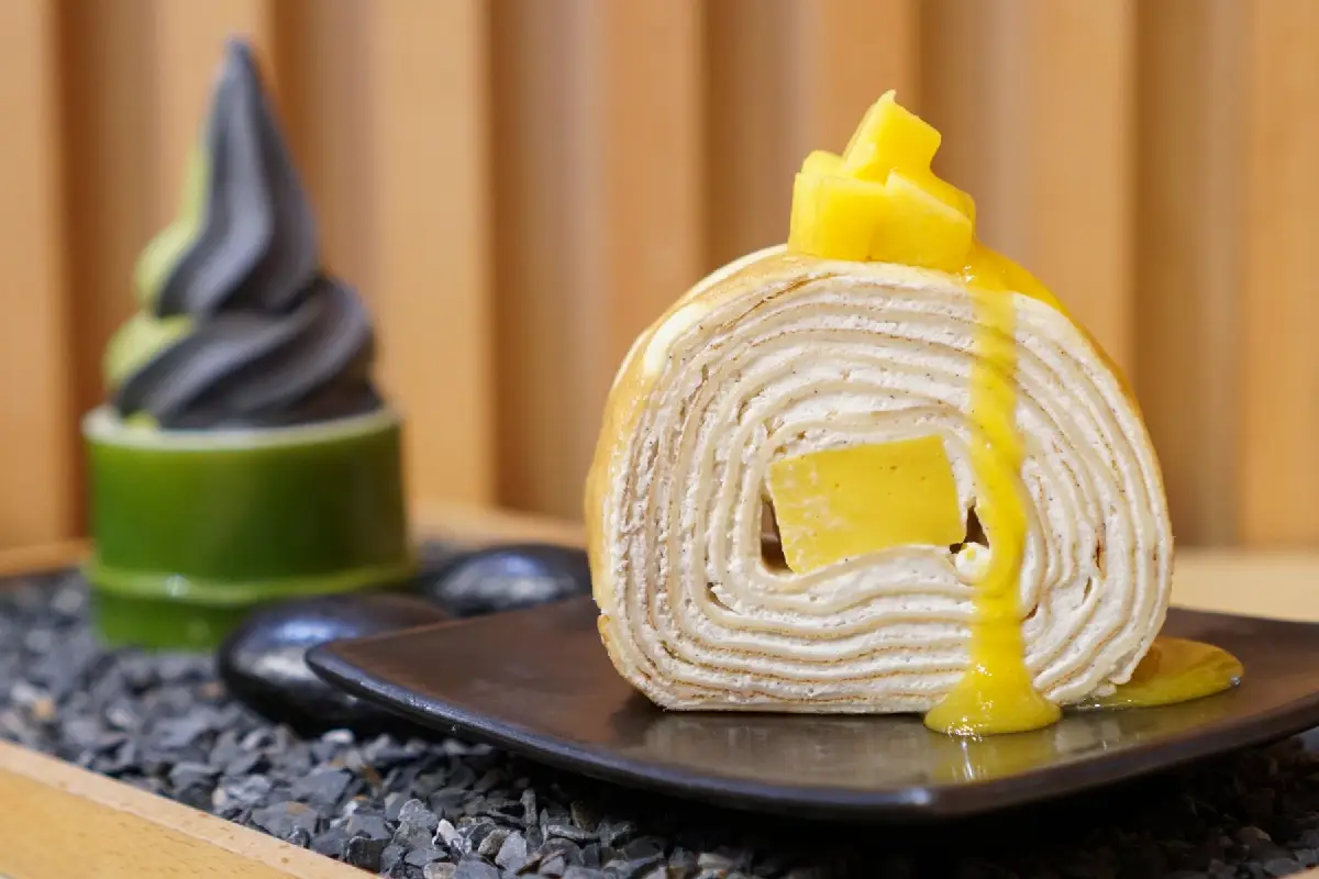 Rolo de Panquecas com Creme de Natas e Manga: Uma Sobremesa Tropical