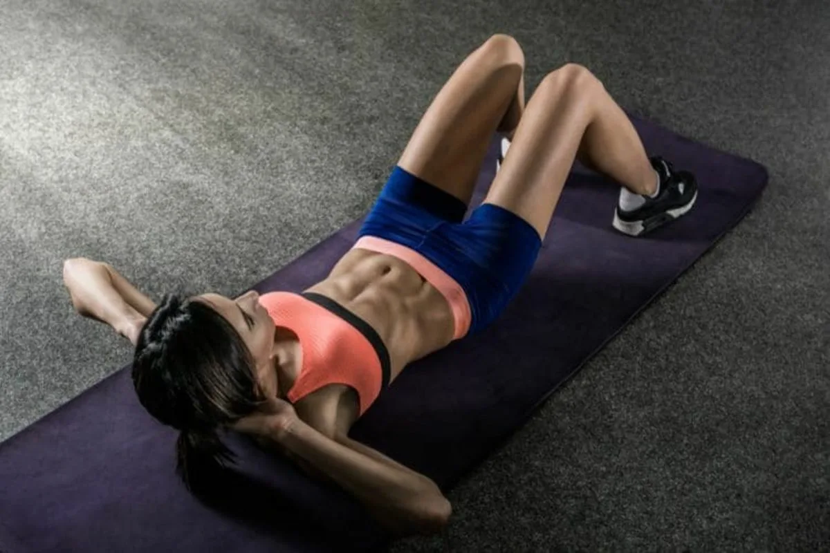 Rotina Rápida: Exercícios para Abdominais Definidos sem Ir ao Ginásio